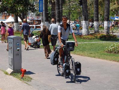 Bisikletle 10 Ülkeden Geçti Türkiye’De Ceza Yedi
