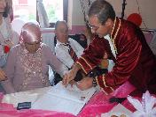 Hayatının En Mutlu İmzasını Ayağıyla Attı