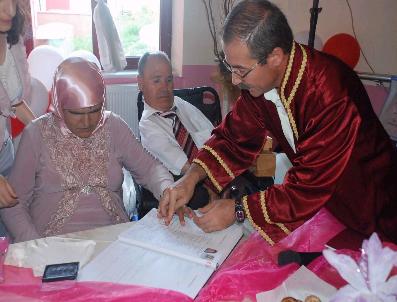 SABIT KAYA - Hayatının En Mutlu İmzasını Ayağıyla Attı