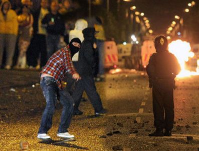 BELFAST - Kuzey İrlanda'da mezhep çatışması