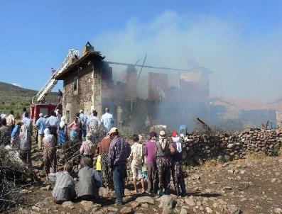 Selendi‘deki Yangında Ev Kül Oldu