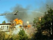 İki ahşap bina yandı