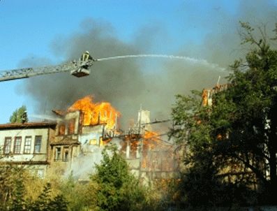 HÜSEYIN KESKIN - İki ahşap bina yandı