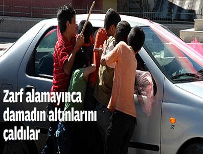 Zarf alamayınca damadın altınlarını çaldılar