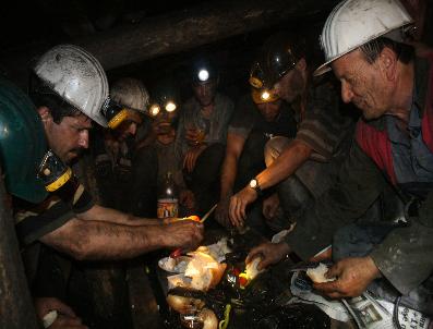 Maden işçileri, yerin yüzlerce metre altında ilk sahuru yaptı