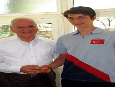 SEBAHATTIN AKKAYA - Başkan Akkaya, Mert Nalbant‘ı Ödüllendirdi