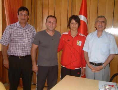 Burhaniye’De Bayan Güreşçi Merve Çavdar İlçenin Gururu Oldu