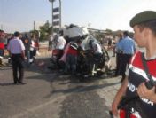 Servis minibüsü kamyona çarptı: 2 ölü, 16 yaralı