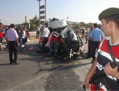 Servis minibüsü kamyona çarptı: 2 ölü, 16 yaralı