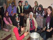 Trabzonlu Kadınlar Beyaz Peynir Yapmayı Öğreniyor