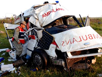 Ambulans'ın devrilmes sonucu 2 kişi hayatını kaybetti