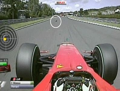 Formula aracı yayaya fena çarptı