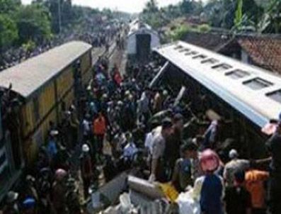 YENI DELHI - Hindistan'da tren otobüse çarptı 30'dan fazla ölü