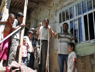 Hakkari'de bir ev yılanların istilasına uğradı