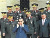 Askerlerin yüzü gergindi ve yere bakıyorlardı