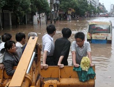 GUANGDONG - Çin'i yerle bir eden fırtına bu kez Vietnam'a sıçradı
