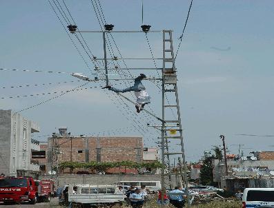 Elektrik çarptı cesedi 1 saat direkte asılı kaldı