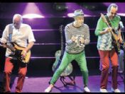 Konser sonrası üç kez bis yapmak zorunda kaldı