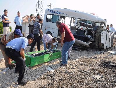 Petrol Tankeriyle Minibüs Çarpıştı: 2 Ölü, 11 Yaralı