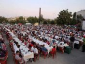 Ramazan'ın ilk gününde Galata Köprüsü'nde 20 bin kişi iftar yaptı