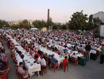Ramazan'ın ilk gününde Galata Köprüsü'nde 20 bin kişi iftar yaptı
