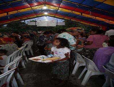 RECEP GÜRKAN - Selimiye Meydanı‘na Kurulan Çadırda Yüzlerce Kişi Orucunu Açtı