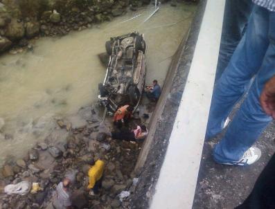 Trabzon’Da Araç Dereye Uçtu: 2 Yaralı