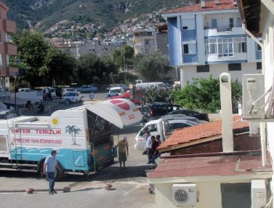 Altınoluk Belediyesi Çöp Konteynerlerini Dezenfekte Ediyor