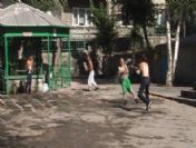 Çocuklar Su Savaşıyla Serinlemeye Çalışıyor