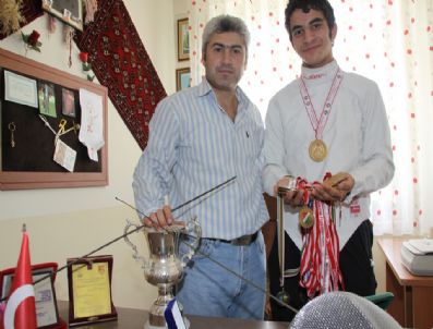 BEKIR YıLMAZ - Eskrimde Elde Ettiği Başarıyla Türkiye`nin Gururu Oldu