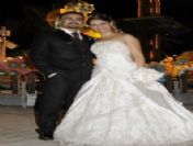 Fotoğraf İçin Yeniden Gelinlik ve Damatlık Giydiler