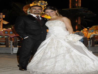 Fotoğraf İçin Yeniden Gelinlik ve Damatlık Giydiler