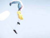 İki yarışmacının paraşütü birbirine dolandı