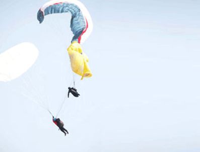 İki yarışmacının paraşütü birbirine dolandı