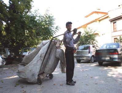 İlahiyat Fakültesi Öğrencisi Kayıt Parası İçin Hurda Topluyor