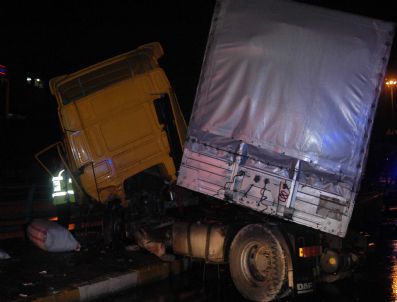 İstanbul`da Sağanak Yağış Kazalara Sebep Oldu