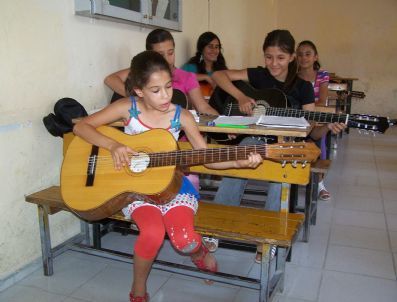 Korkuteli’de Gitar Kursu İlgi Görüyor