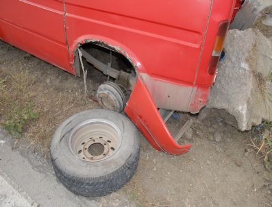 Lastiği Fırlayan Minibüs Aydınlatma Direğine Çarptı: 2 Yaralı