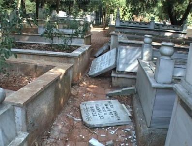 Mezar Taşlarına Çirkin Saldırı (özel)