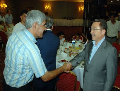 Muhtar ve Vekiller Öztürk`ün İftarında Buluştu