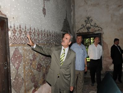 Muradiye Külliyesi`ndeki Türbelerin Tezhip ve Hat Yazıları Onarılıyor