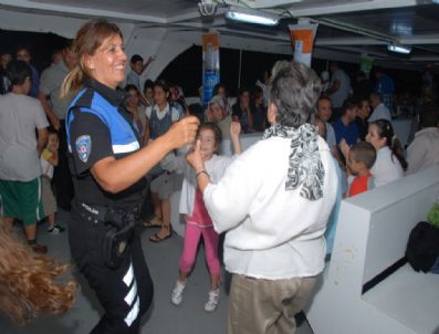 Polis Vatandaşlarla Boğaz`da İftar Yaptı