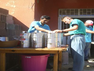 Sarıveliler Belediyesi`nden Muhtaç Ailelere Sıcak Yemek
