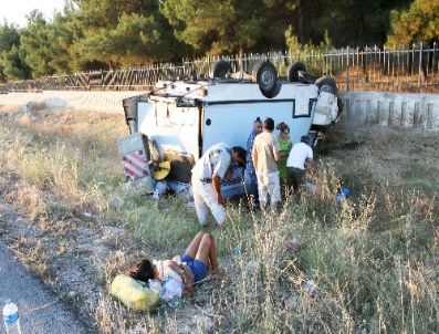 Tır’a Çarpan Karavan Takla Attı: 3 Yaralı