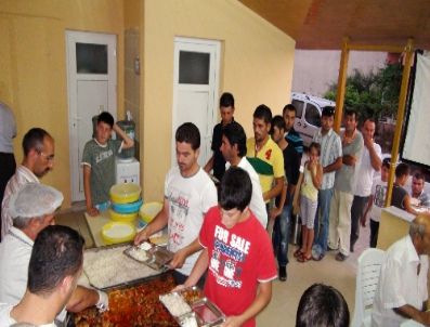 Ürkmezli Hayırseverler Yaşlılara Evde İftar Yaptırıyor