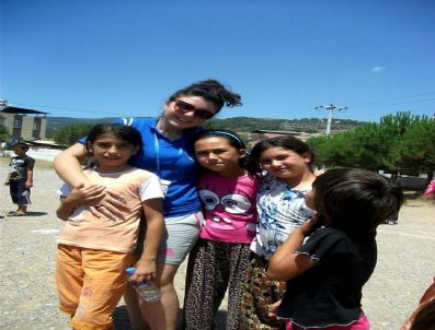 Abla-ağabeyler Köy Mesaisinde