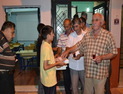 Alaplı’da Teravi Namazı Çıkışında Cemaate Çay İkramı Geleneği