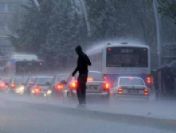 Ankara`da Ani Bastıran Yağmurun Ardından Su Baskınları Yaşandı