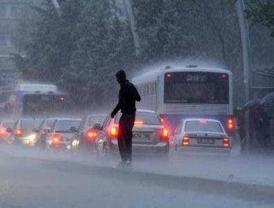 Ankara`da Ani Bastıran Yağmurun Ardından Su Baskınları Yaşandı