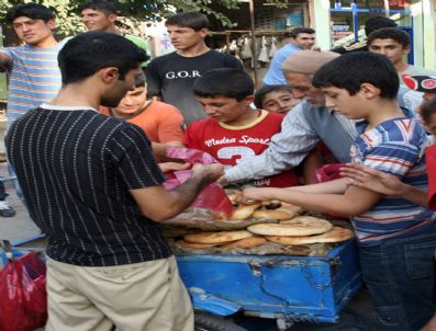 SEYFETTIN AYDıN - Batman`da Bayat Ekmek Satışında Artış